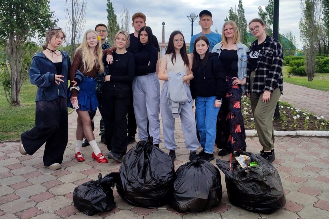 “Таза Қазақстан” акциясы аясында біздің колледж студенттері Жеңіс саябағын қоқыстан тазартуға қатысты.
